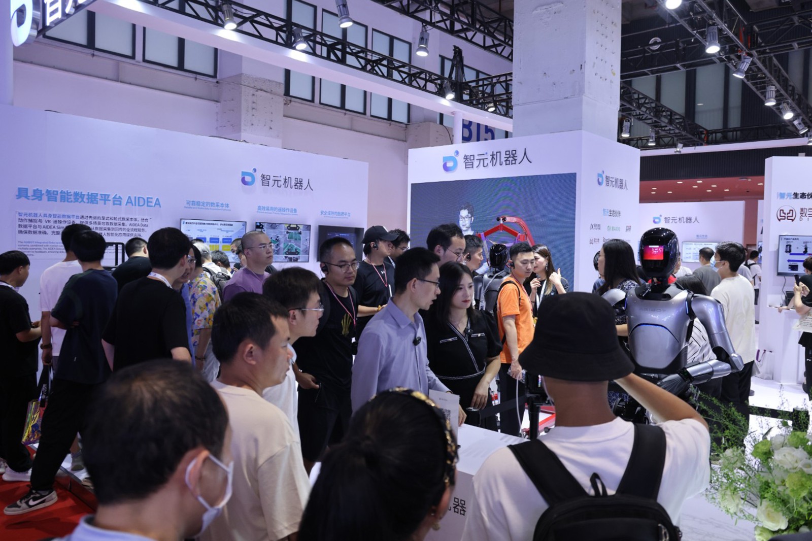 狗子28机器人亮相世界机器人大会WRC
